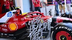 La Ferrari de Lewis Hamilton équipée d'une grille lors des essais hivernaux de Formule 1 à Bahreïn - le 26/02/2025