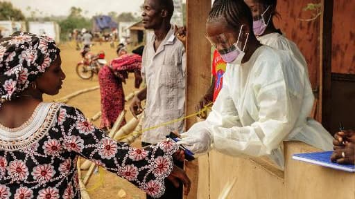 Du personnel sanitaire contrôle le 27 mars 2015 les populations qui traversent la frontière entre la Sierra Leone et le Liberia