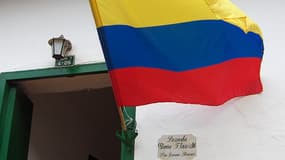 Le drapeau colombien ornant la porte d'un particulier
