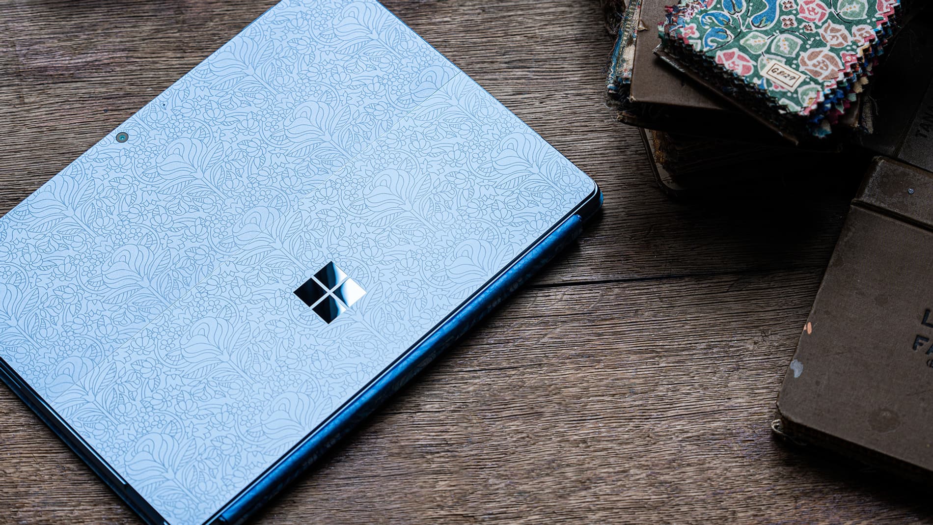 La Surface Pro 9 réalisée en édition limitée avec la marque londonienne Liberty. La Surface Pro 9 réalisée en édition limitée avec la marque londonienne Liberty.