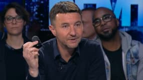 Pour illustrer son propos, Olivier Besancenot a apporté une balle de défense sur le plateau de BFMTV.