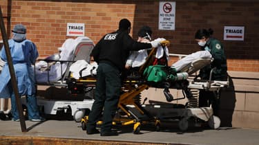 Patient atteint du Covid-19 conduit au Centre médical Maimonides à New York, le 16 avril 2020