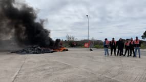 Des syndicalistes ont bloqué l'entrée d'ArcelorMittal ce mardi matin à Fos-sur-Mer.