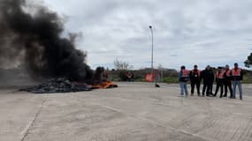 Des syndicalistes ont bloqué l'entrée d'ArcelorMittal ce mardi matin à Fos-sur-Mer.