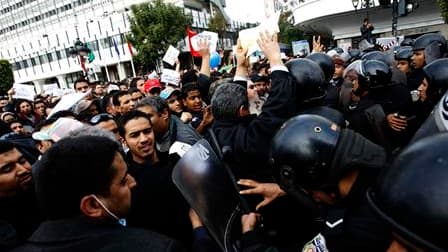 Manifestation dans le centre de Tunis. Nicolas Sarkozy appelle à une transition pacifique en Tunisie, après le départ du président Zine Ben Ali sous la pression de manifestations populaires. /Photo prise le 19 janvier 2011/REUTERS/Finbarr O'Reilly