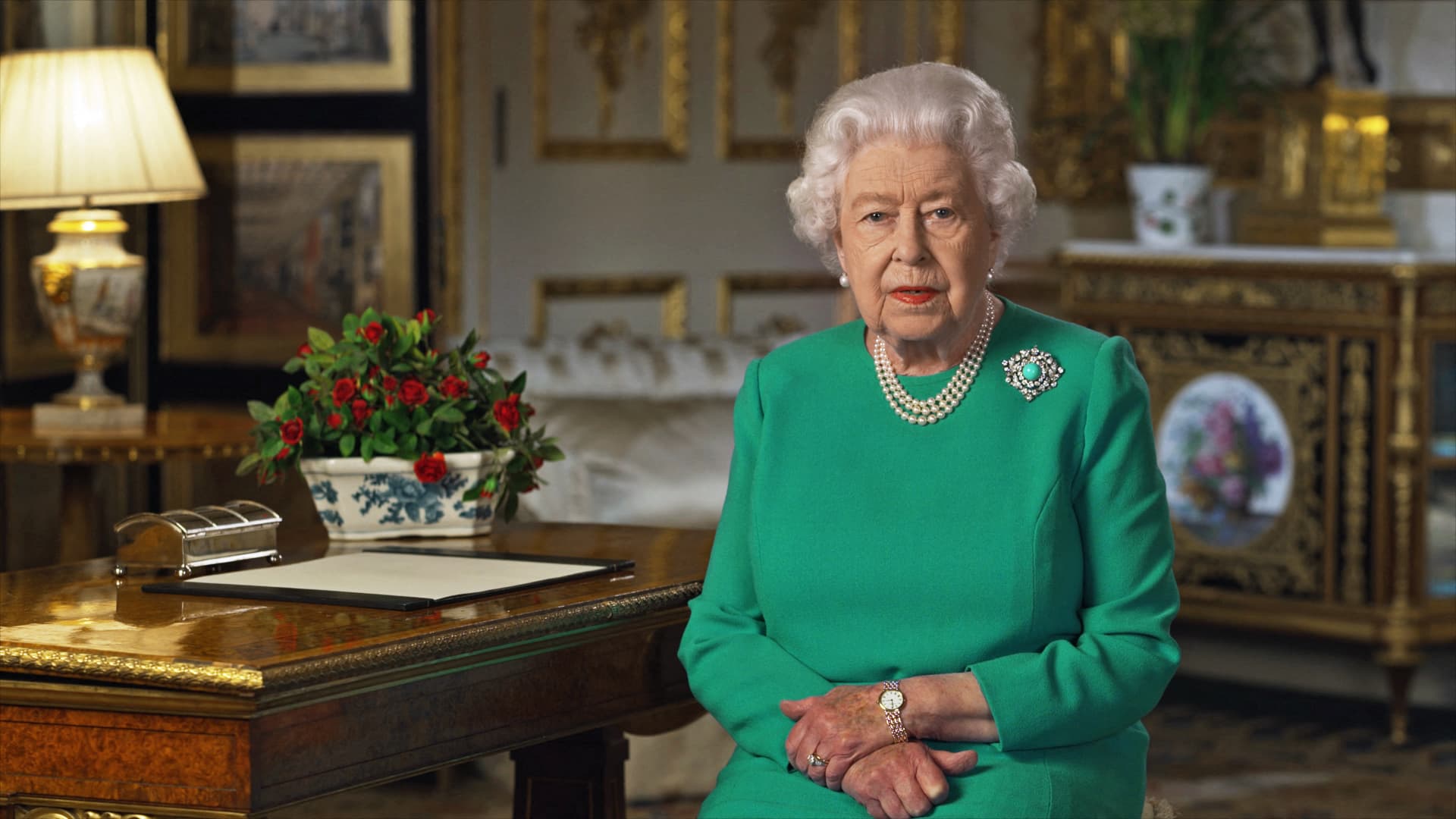 Elizabeth II lors de son allocution sur la pandémie le 5 avril 2020 Elizabeth II lors de son allocution sur la pandémie le 5 avril 2020