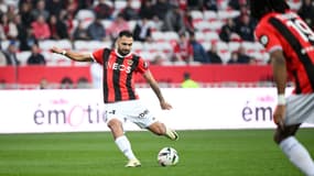 Gaetan Laborde qui tire un coup franc pour l'OGC Nice en Ligue 1, 27 janvier 2024
