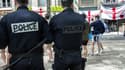 Des policiers surveillent des supporters anglais, à Saint-Etienne, avant un match de l'Euro, le 19 juin.