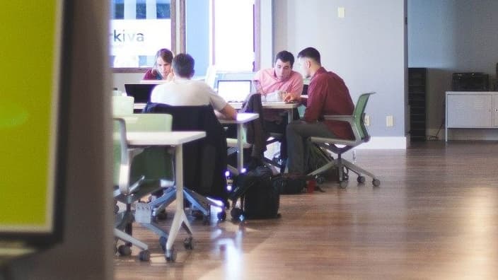 Près de la moitié des LGBTQ+ sont prêts à mentir sur leur orientation sexuelle et leur identité lors d’une conversation informelle avec leur manager.
