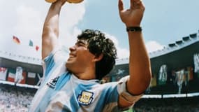 Diego Maradona, brandit la Coupe du
monde de football après la victoire en finale
de l’Argentine sur l’Allemagne de l’Ouest au
stade Azteca, le 29 juin 1986 à Mexico