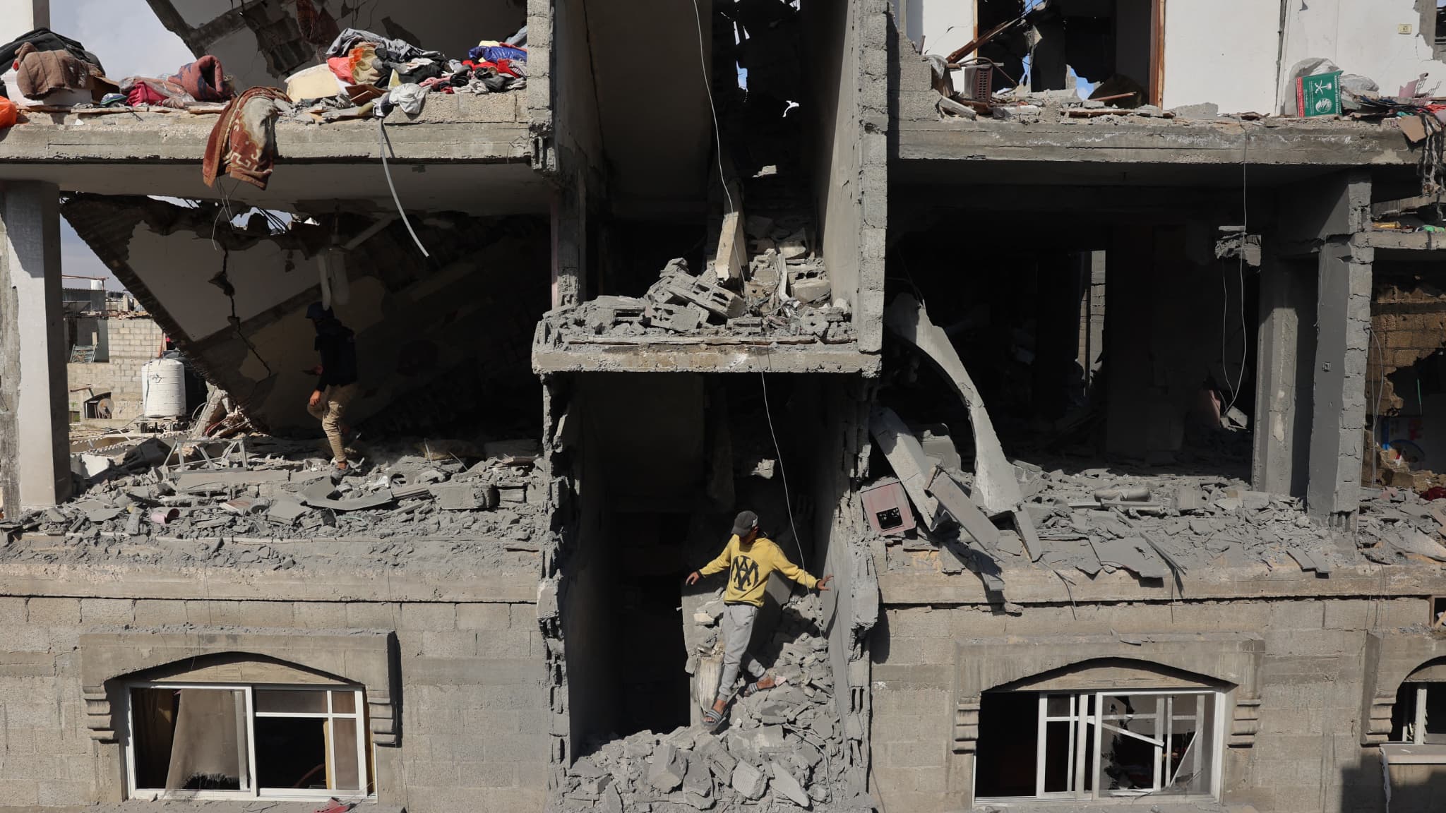 Un jeune Palestinien à l'intérieur d'un bâtiment détruit dans un bombardement israélien à Rafah, dans le sud de la bande de Gaza, le 7 mai 2024. 