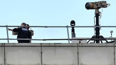 Des policiers l'aéroport de Gatwick le 21 décembre