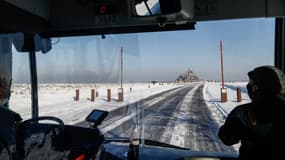 Route enneigée devant le Mont Saint-Michel