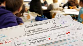 Exemple de système d'évaluation par pastilles vertes et rouges pour rendre compte de l'acquisition ou non de certaines compétences et certains savoirs. Classe de sixième du collège de Gémozac, le 01 décembre 2011.