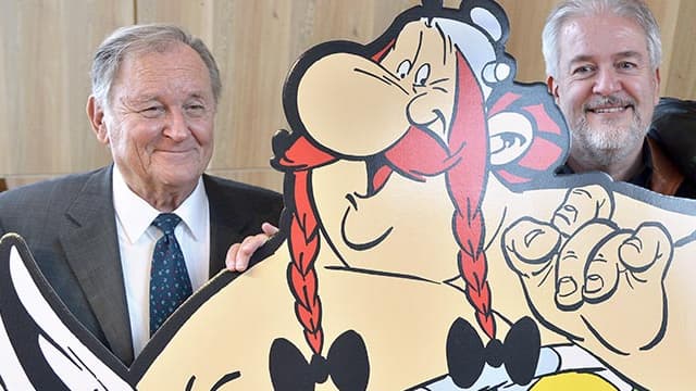 Albert Uderzo avec les auteurs Didier Conrad et Jean-Yves Ferry, qui ont repris le flambeau, en 2015 lors de la sortie du dernier album d'Astérix, "Le papyrus de César".