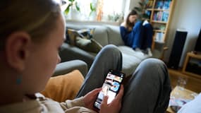 Une jeune fille avec un smartphone.