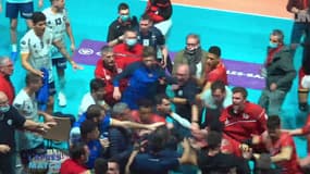 Joueurs, supporters, staff... tout le monde se lance dans la mêlée