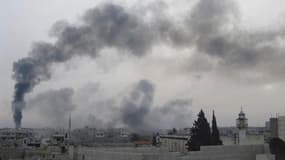 Colonne de fumée dans le quartier de Bab Amro, près de Homs, en Syrie. Les forces gouvernementales syriennes ont bombardé mercredi les villes rebelles de Homs et de Hama et mené pour la première fois une opération dans le quartier de Barzeh à Damas, tout