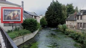 Le panneau publicitaire à Maromme (Seine-Maritime) qui a valu à la commune d'être nommée au prix de "la France moche 2024"