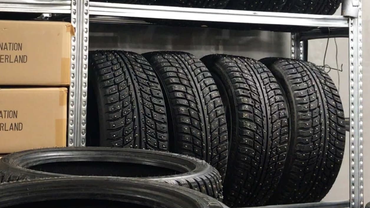 Plusieurs dizaines de pneus cloutés sont rangées dans le garage Lapland Ice Driving. Ils sont changés environ tous les 3 jours. Plusieurs dizaines de pneus cloutés sont rangées dans le garage Lapland Ice Driving. Ils sont changés environ tous les 3 jours.