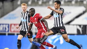 Sadio Mané au duel avec Matty Longstaff et Isaac Hayden, le 30 décembre 2020
