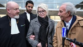 Les avocats Jean-Marc Florand et Gilles-Jean Portejoie entourent la mère d'Alexia Daval devant le tribunal de Besançon le 7 décembre 2019