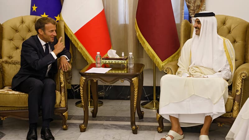 Emmanuel Macron et l'émir du Qatar cheikh Tamim ben Hamad Al-Thani lors de leur rencontre de 2021 