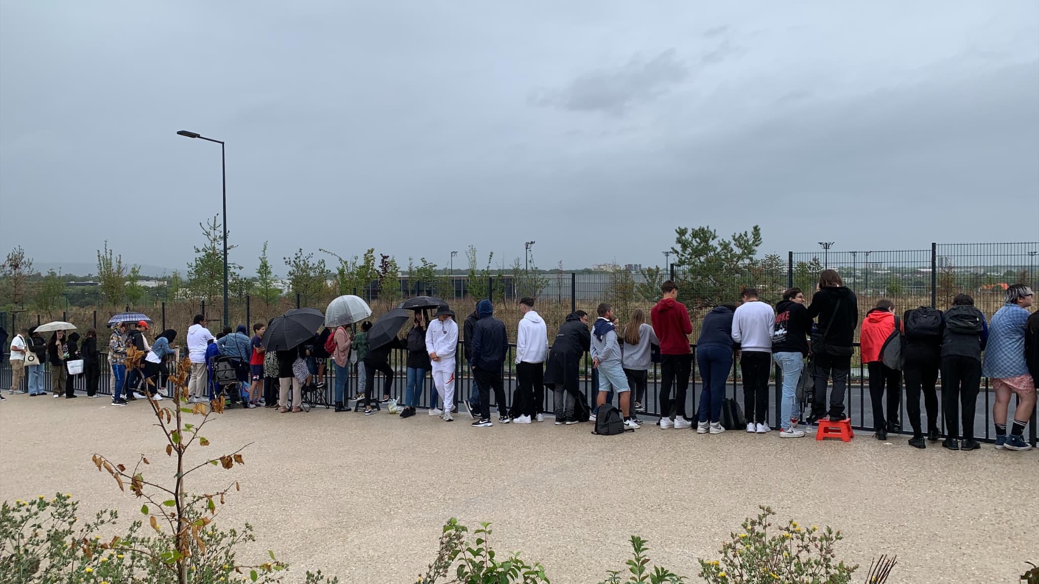 Les supporters attendent Mbappé à la sortie de l'entraînement à Poissy, le 31/07/2023