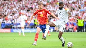 Dani Olmo au duel avec Antonio Rudiger, Espagne-Allemagne à l'Euro, 5 juillet 2024