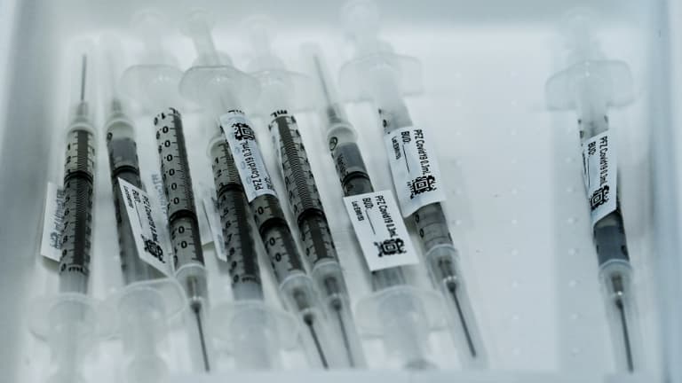 Des vaccins Pfizer prêts à être utilisés dans un centre de vaccination de Miami, en Floride, le 15 avril 2021