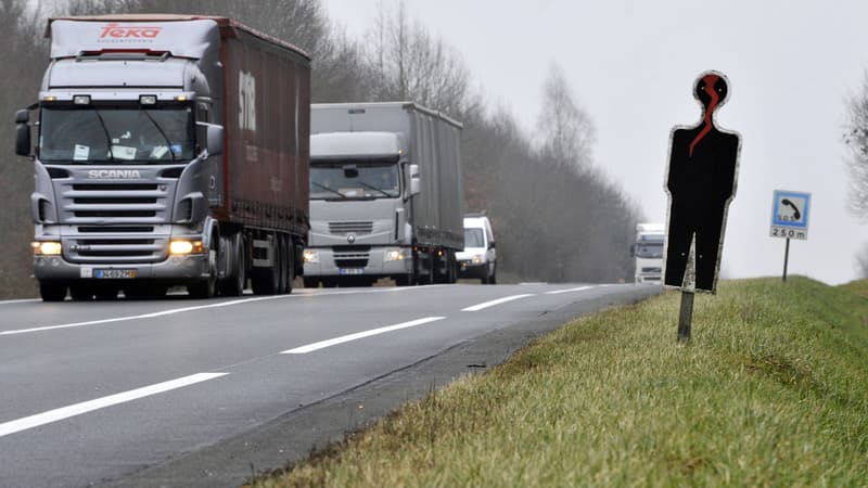 Une des silhouettes noires placées en bord de route pour signaler les lieux d'accidents mortels (images d'illustration).