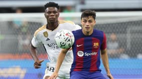Pedri devant Aurélien Tchouaméni lors du match amical Barça-Real (3-0), le 29 juillet 2023