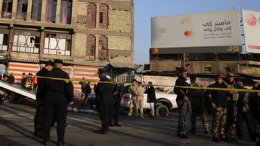 Des forces de sécurité encadrent la zone où a été commis un double attentat, le 15 janvier 2018 à Bagdad, en Irak.