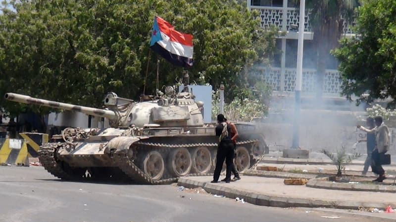 Un char de rebelles chiites à Aden au Yemen le 27 mars.  