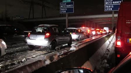 Embouteillage entre Palaiseau et Paris, jeudi matin. Après une nuit de chaos provoquée par des chutes de neige sans précédent depuis 1987 en Ile-de-France, la circulation et les transports ont repris peu à peu jeudi dans la région parisienne. /Photo prise