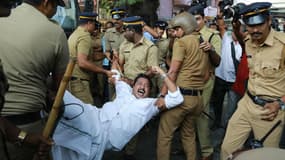 Un activiste s'opposant à l'entrée des femmes dans le temple de Sarabimala arrêté à Cochin, en Inde, le 2 janvier 2019