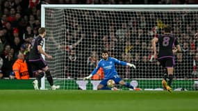 Harry Kane face à David Raya lors d'un match Arsenal-Bayern, à Londres le 9 avril 2024