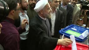 En Iran, le candidat modéré Hassan Rohani, se rendant aux urnes, le 15 juin.