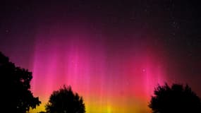 Cette photo à longue exposition montre une aurore boréale illuminant le ciel au-dessus de Guelpe by Havelaue dans la réserve de ciel étoilé de Westhavelland, en Allemagne, le 13 août 2024.