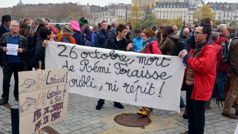 Des manifestants brandissent une banderole sur laquelle est écrit: "26 octobre, mort de Rémi Fraisse. Ni oubli, ni répit!". devant le Palais de Justice de Nantes, samedi 22 novembre 2014.
