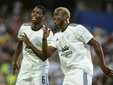 Mathias Pogba (à droite) célébrant un but avec son frère Paul (à gauche), le 25 juin 2017, lors d'un match caritatif en Colombie