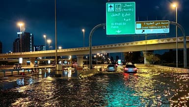 Une autoroute inondée à Dubaï, aux Émirats arabes unis, le 17 avril 2024