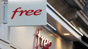 Le logo de l'opérateur Free, à l'entrée d'une botique à Rouen le 19 novembre 2011 
