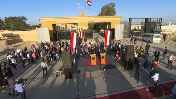 Des représentants égyptiens attendent au terminal de Rafah pour accueillir les 13 otages du Hamas, vendredi 24 novembre 2023. 