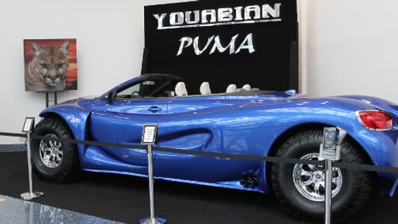 La Puma Youabian prête à bondir, à l'entrée du salon automobile de Los Angeles.