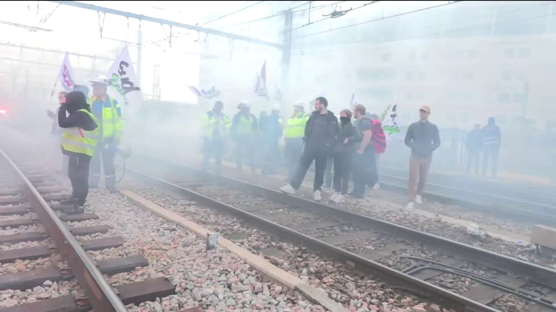 Des manifestants envahissent les voies de la gare de Lyon, à Paris, le 23 mars 2023.