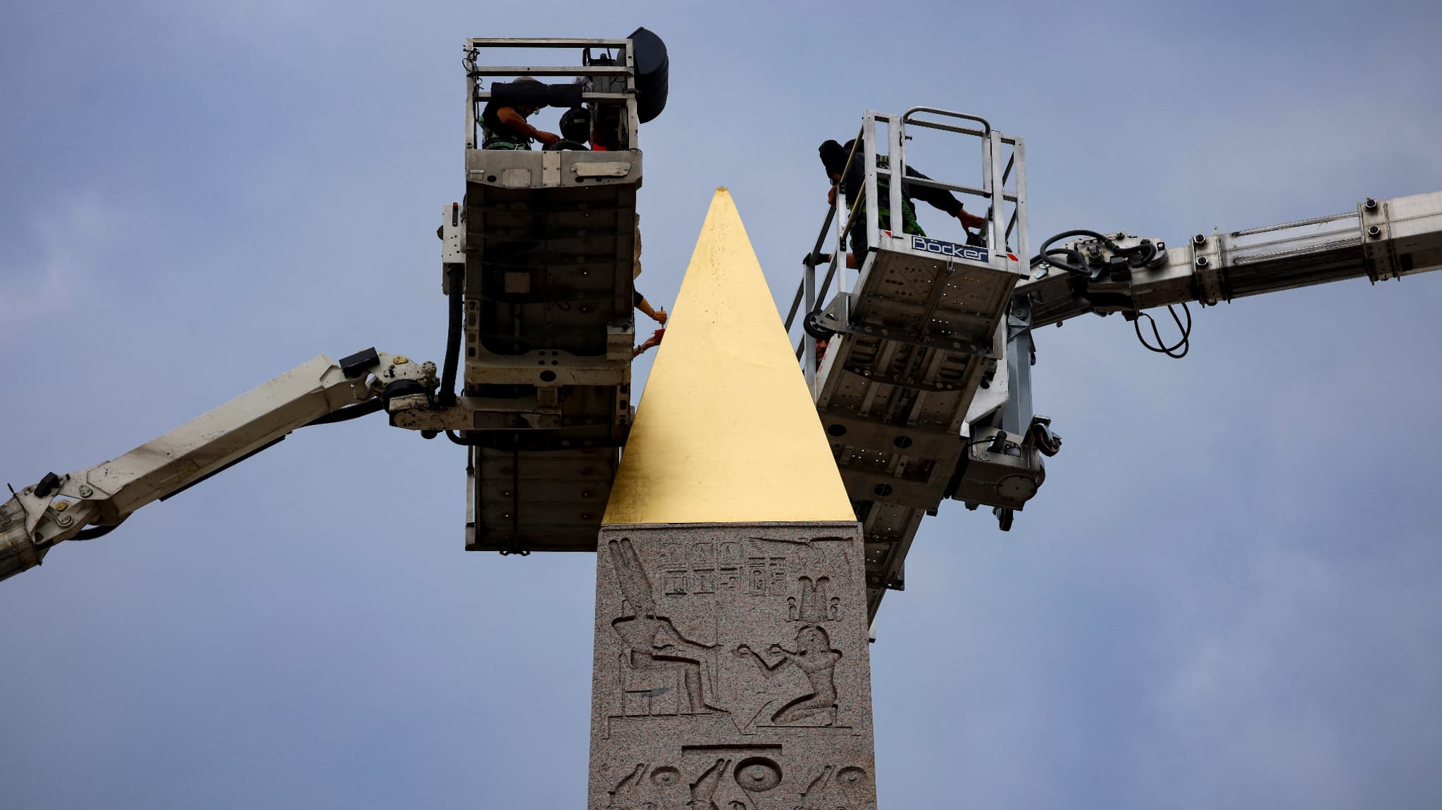 La pointe dorée a été installée au sommet de l'obélisque. La pointe dorée a été installée au sommet de l'obélisque.