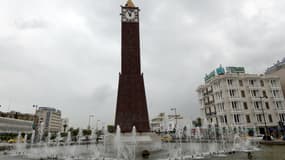 Un Tunisien a exigé le retour d'Obama, alors qu'il était perché sur une horloge de 32 mètres de haut, à Tunis. 