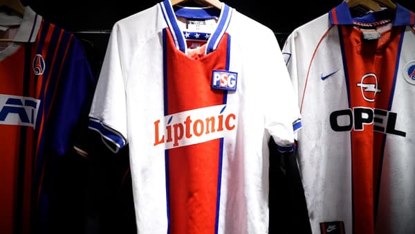 Maillot (au centre de la photo) de la saison 1994/1995 du Paris Saint-Germain