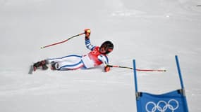La Française Tessa Worley chute au cours de la deuxième manche du slalom géant des Jeux olympiques de Pékin, le 7 février 2022